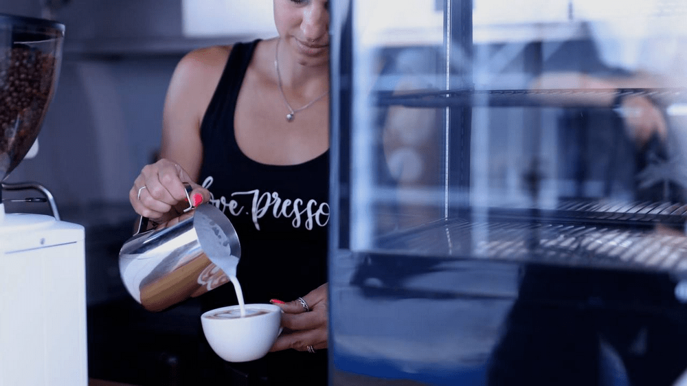 Lovepresso Latteartzubereitung mit Lisa